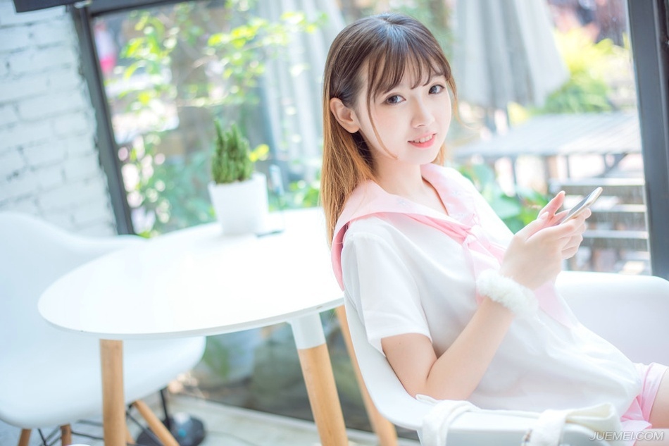 “关中逆贼？”庞统眉头挑了挑，冷笑着摇头道：“将军可是刘璝？”